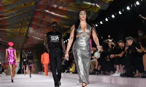 versace lourdes|Lourdes Leon shines at the Versace fashion show in Milan.